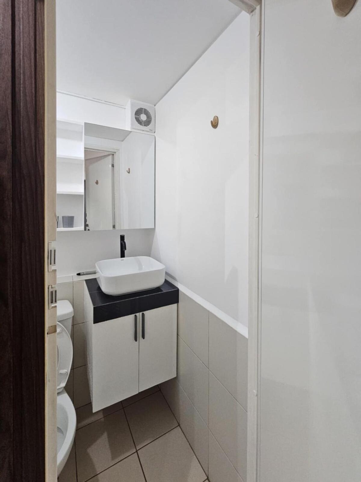 1br With Prime Netflix, Hbo Max Apartment Manila